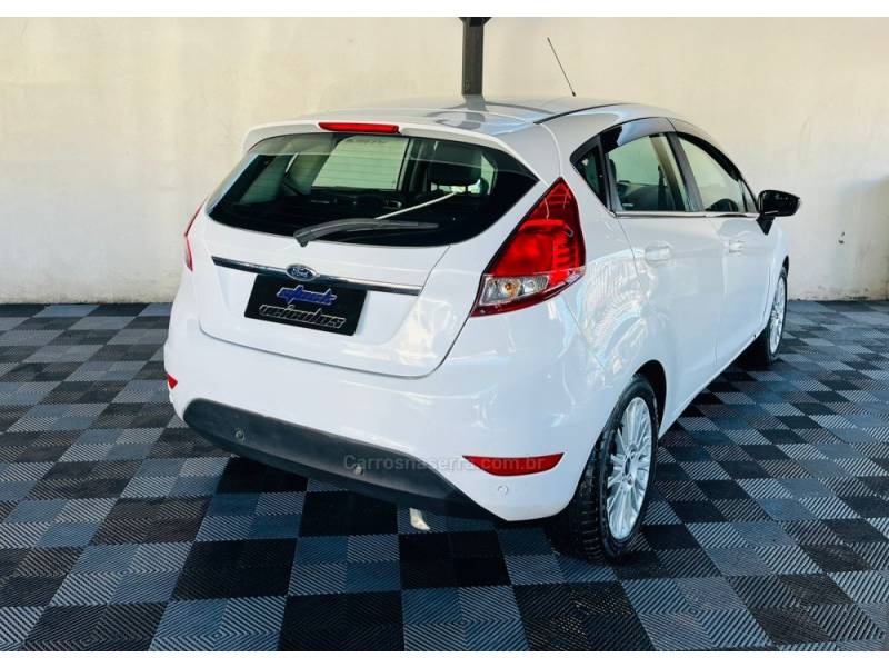 FORD - FIESTA - 2015/2016 - Branca - R$ 49.900,00
