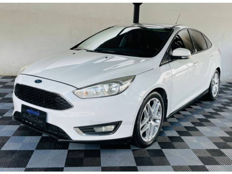 FORD - FOCUS - 2015/2016 - Branca - R$ 57.900,00