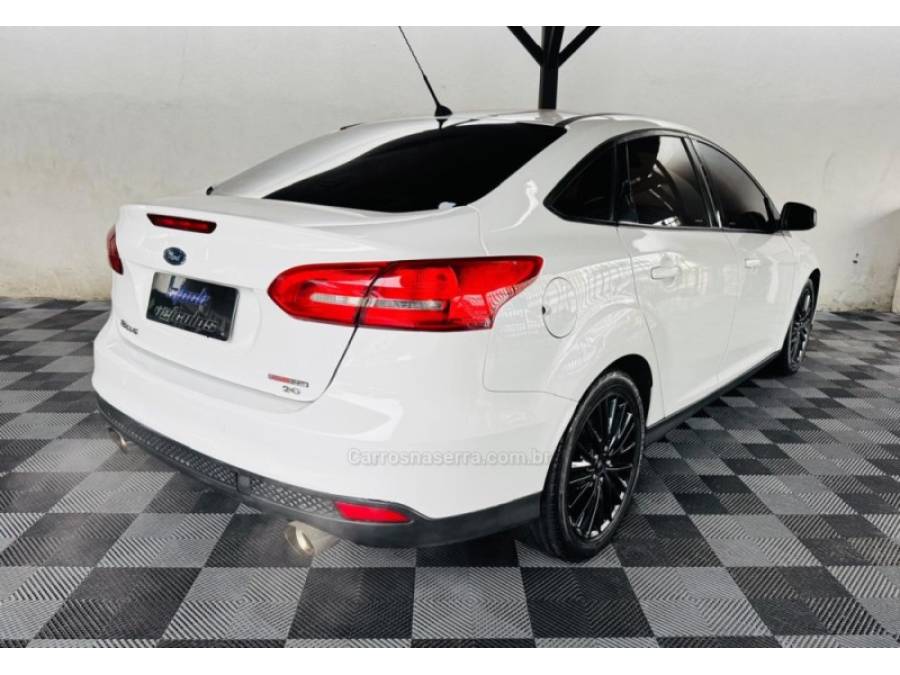 FORD - FOCUS - 2015/2016 - Branca - R$ 55.900,00