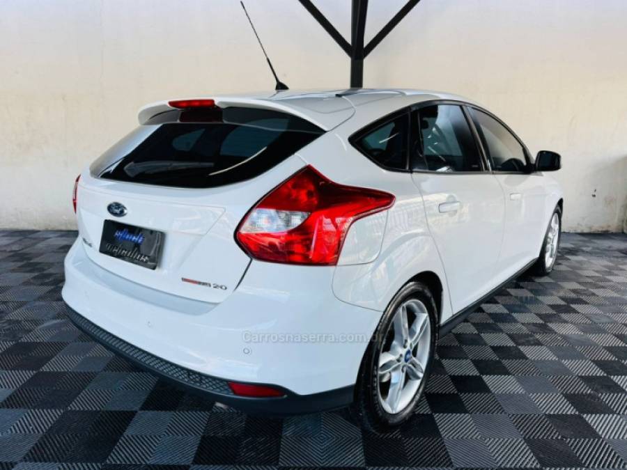 FORD - FOCUS - 2014/2015 - Branca - R$ 48.900,00