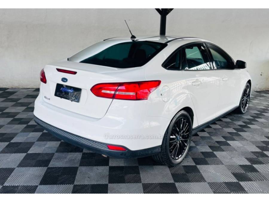 FORD - FOCUS - 2017/2018 - Branca - R$ 54.900,00