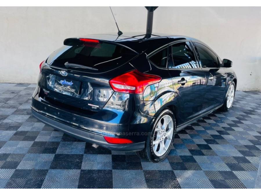 FORD - FOCUS - 2015/2016 - Marrom - R$ 56.900,00