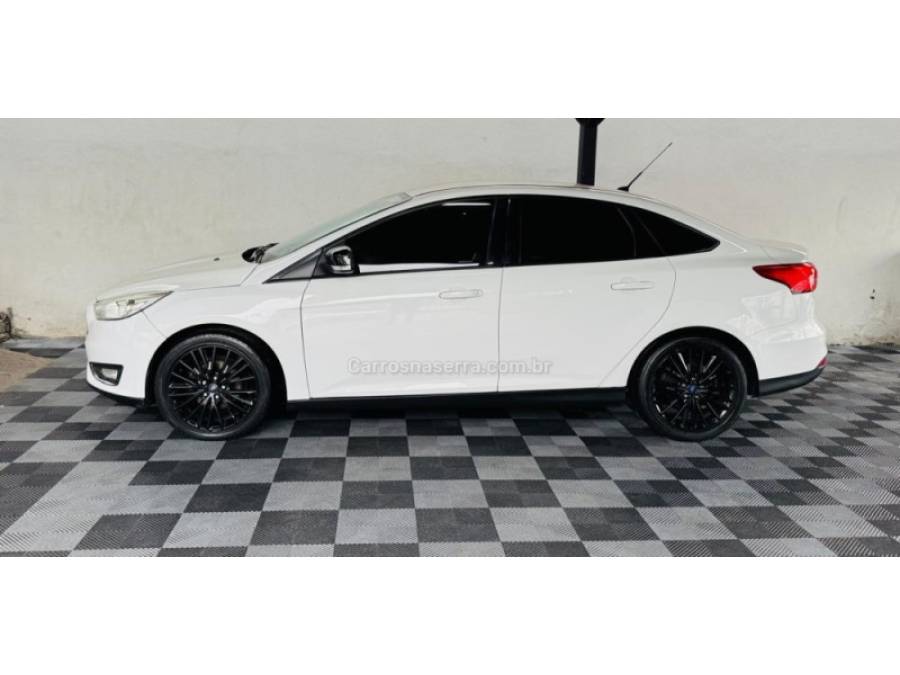 FORD - FOCUS - 2015/2016 - Branca - R$ 55.900,00
