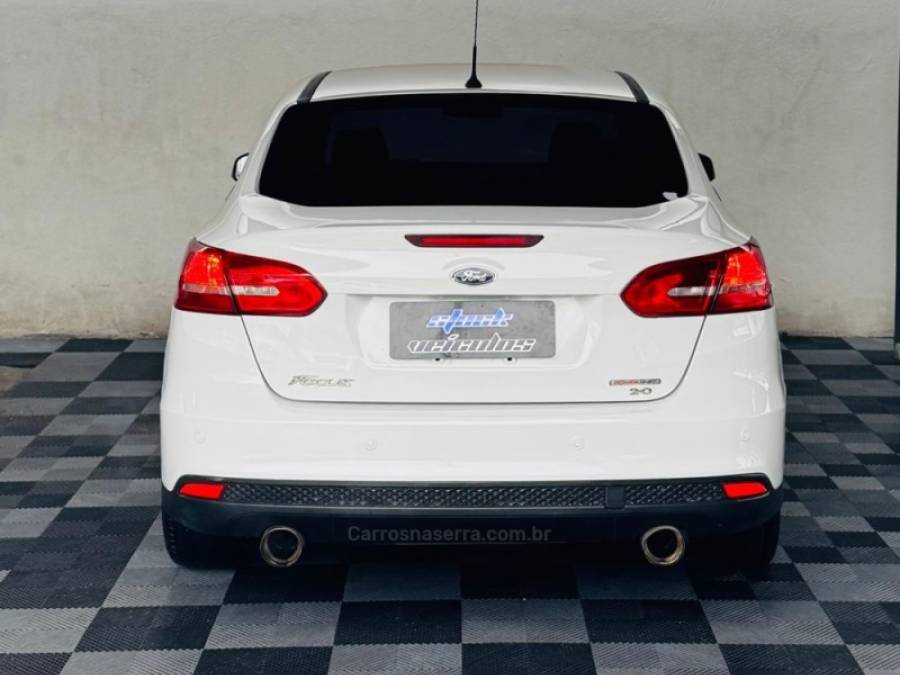 FORD - FOCUS - 2015/2016 - Branca - R$ 55.900,00