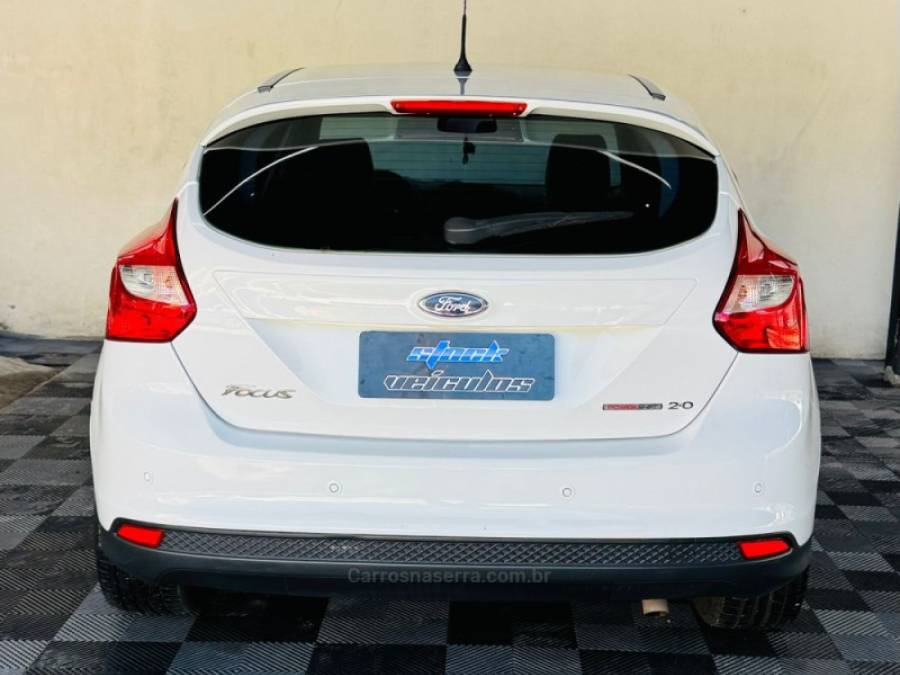 FORD - FOCUS - 2014/2015 - Branca - R$ 48.900,00