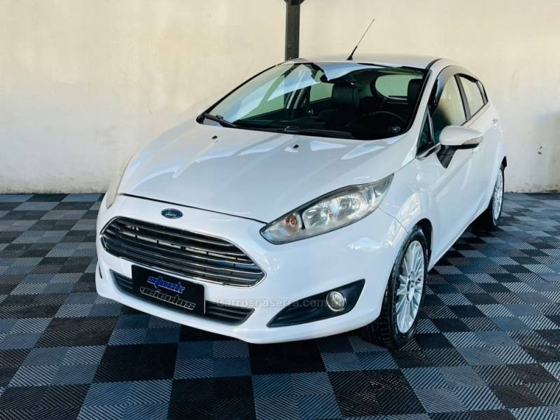 FORD - FIESTA - 2015/2016 - Branca - R$ 49.900,00