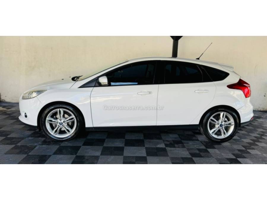 FORD - FOCUS - 2014/2015 - Branca - R$ 48.900,00
