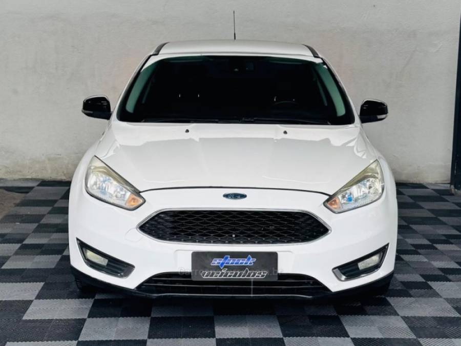 FORD - FOCUS - 2015/2016 - Branca - R$ 55.900,00