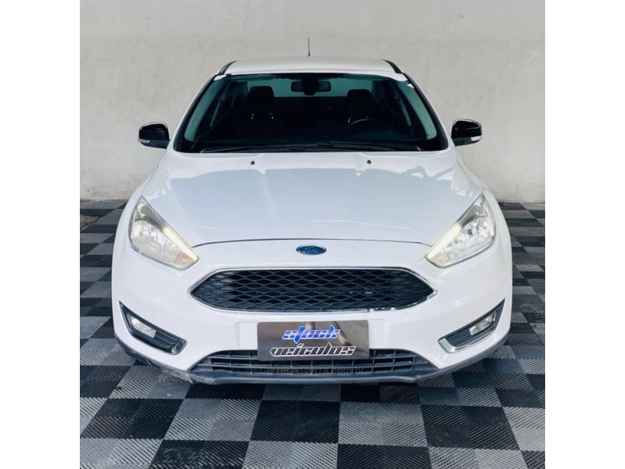 FORD - FOCUS - 2017/2018 - Branca - R$ 54.900,00