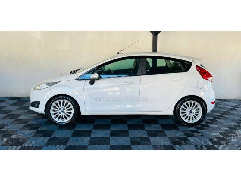 FORD - FIESTA - 2015/2016 - Branca - R$ 49.900,00