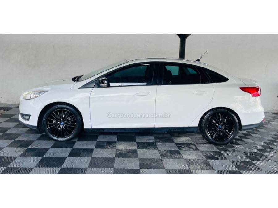 FORD - FOCUS - 2017/2018 - Branca - R$ 54.900,00