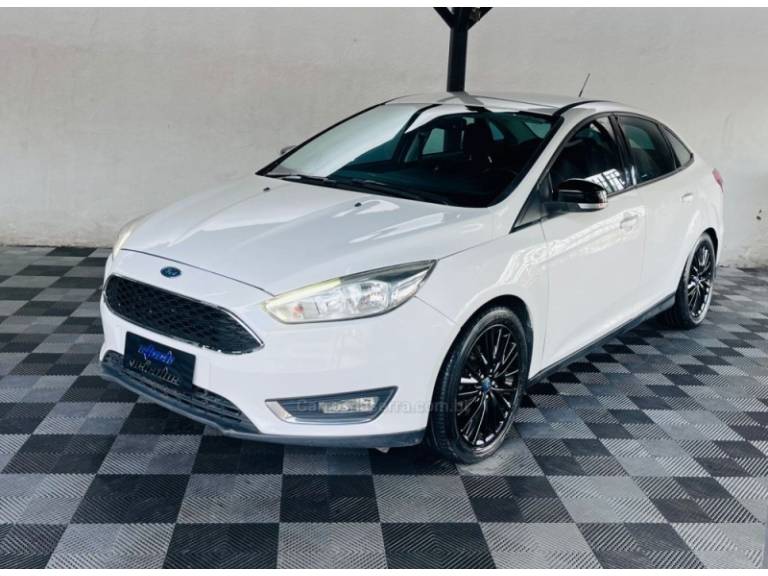 FORD - FOCUS - 2017/2018 - Branca - R$ 54.900,00