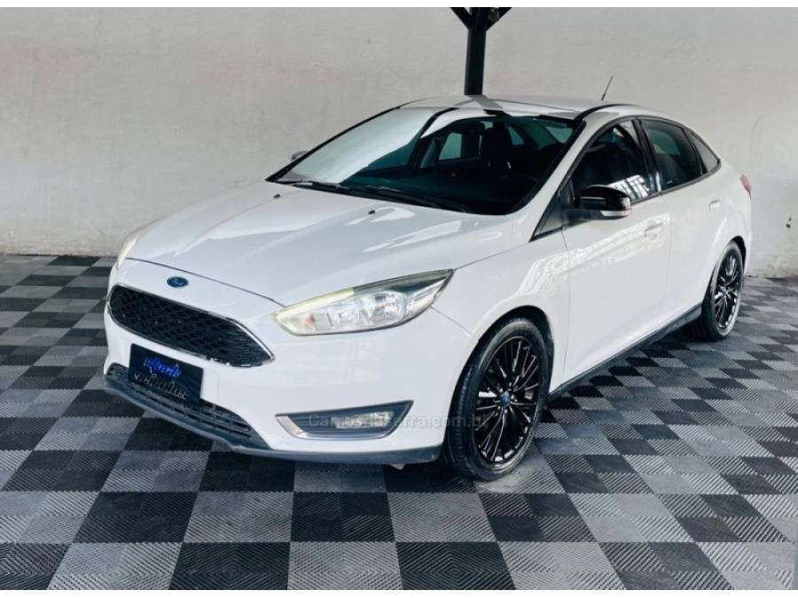 FORD - FOCUS - 2017/2018 - Branca - R$ 54.900,00