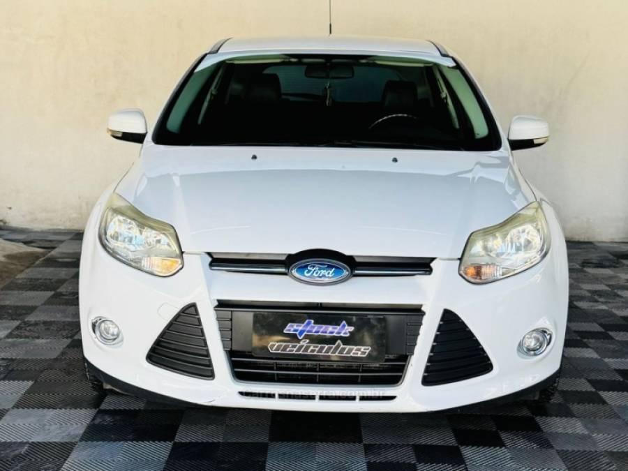 FORD - FOCUS - 2014/2015 - Branca - R$ 48.900,00