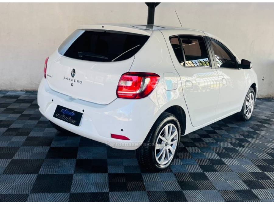 RENAULT - SANDERO - 2014/2015 - Branca - R$ 33.900,00