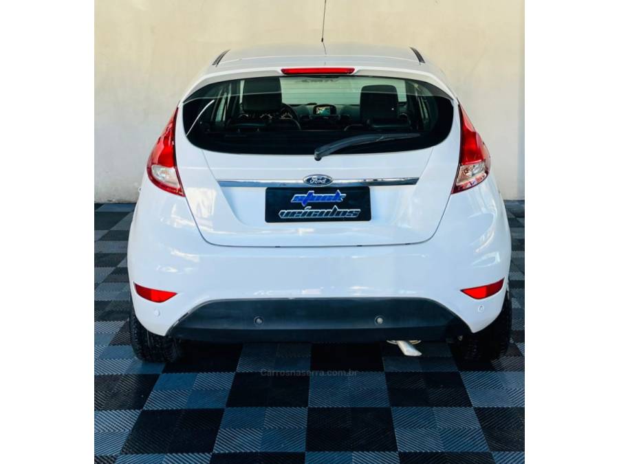 FORD - FIESTA - 2015/2016 - Branca - R$ 49.900,00