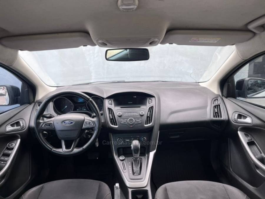 FORD - FOCUS - 2017/2018 - Branca - R$ 54.900,00