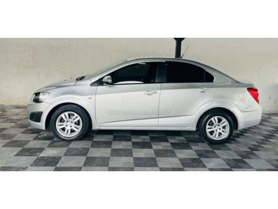 CHEVROLET - SONIC - 2013/2013 - Prata - R$ 38.900,00